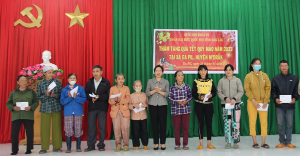 Đoàn đại biểu Quốc hội tỉnh Đắk Lắk thăm, tặng quà các gia đình chính sách, người có công, hộ nghèo tại huyện M’Drắk và huyện Ea Kar nhân dịp Tết Nguyên đán Quý Mão 2023