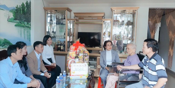 Đồng chí Huỳnh Thị Chiến Hòa, Ủy viên Ban Thường vụ Tỉnh ủy, Chủ tịch Hội đồng nhân dân tỉnh về thăm Mẹ Việt Nam anh hùng; tặng quà, chúc tết bệnh viện Đa khoa Vùng Tây Nguyên nhân dịp tết nguyên đán Quý Mão 2023.