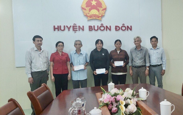 Đoàn đại biểu Quốc hội tỉnh Đắk Lắk thăm và tặng quà các gia đình chính sách tại huyện Buôn Đôn nhân ngày thương binh, liệt sĩ (27/7/1947 – 27/7/2022)