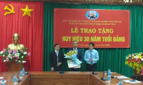 Đảng bộ Văn phòng Đoàn ĐBQH và HĐND tỉnh tổ chức Lễ trao Huy hiệu 30 năm tuổi Đảng