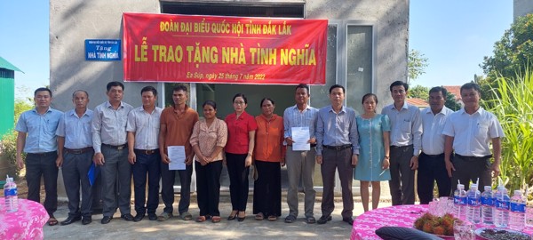 Đoàn Đại biểu Quốc hội tỉnh Đắk Lắk trao tặng nhà tình nghĩa cho gia đình cựu chiến binh có hoàn cảnh khó khăn tại huyện Ea Súp, tỉnh Đắk Lắk