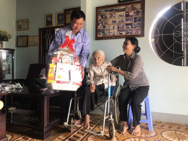 Thăm, tặng quà Mẹ Việt Nam Anh Hùng nhân kỷ niệm 75 năm ngày Thương binh - Liệt sỹ