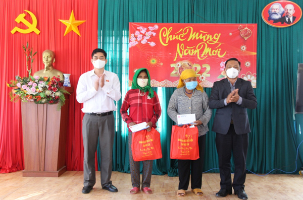 Đoàn đại biểu Quốc hội tỉnh chúc Tết, tặng quà các địa phương