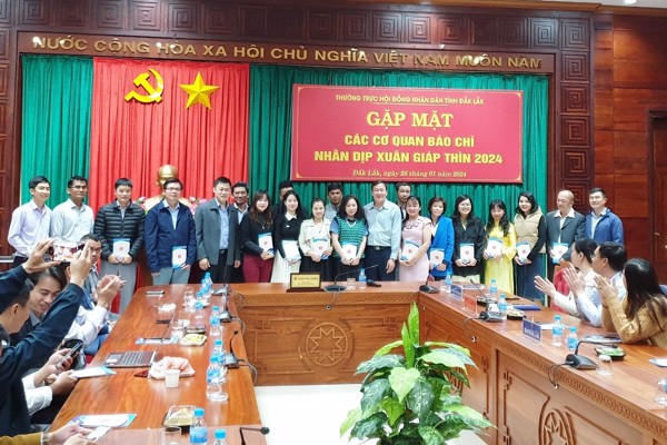 Thường trực HĐND tỉnh gặp mặt các cơ quan báo chí nhân dịp Xuân Giáp Thìn 2024