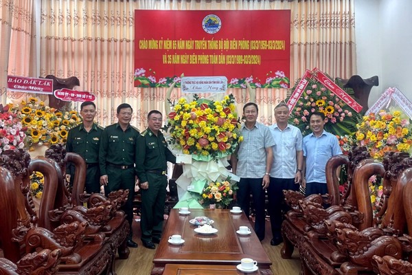 Thường trực Hội đồng nhân tỉnh thăm, chúc mừng Bộ đội Biên phòng tỉnh nhân Ngày truyền thống