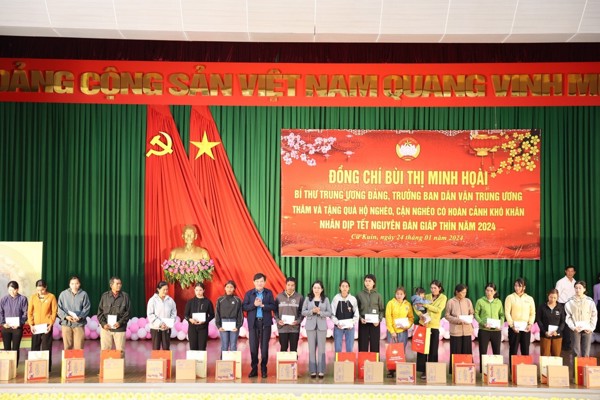 Bí thư Trung ương Đảng, Trưởng Ban Dân vận  Trung ương Bùi Thị Minh Hoài thăm và tặng quà tết cho hộ nghèo, đoàn viên, người lao động có hoàn cảnh khó khăn trên địa bàn tỉnh Đắk Lắk