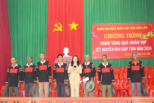 Đoàn Đại biểu Quốc hội tỉnh Đắk Lắk thăm, tặng quà  các gia đình chính sách, người có công, hộ nghèo thị xã  Buôn Hồ, huyện Krông Pắc, Krông Bông