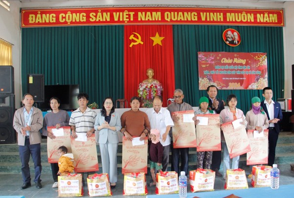 Đoàn đại biểu Quốc hội tỉnh Đắk Lắk thăm, tặng quà  các gia đình chính sách, người có công, hộ nghèo tại huyện Lắk nhân dịp Tết Nguyên đán Giáp Thìn 2024 
