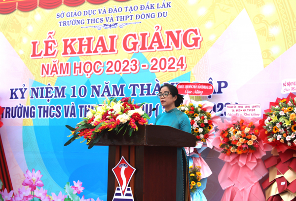 Chủ tịch Hội đồng nhân dân tỉnh Đắk Lắk Huỳnh Thị Chiến Hòa dự lễ khai giảng năm học 2023 - 2024 tại Trường trung học cơ sở  và Trung học phổ thông Đông Du