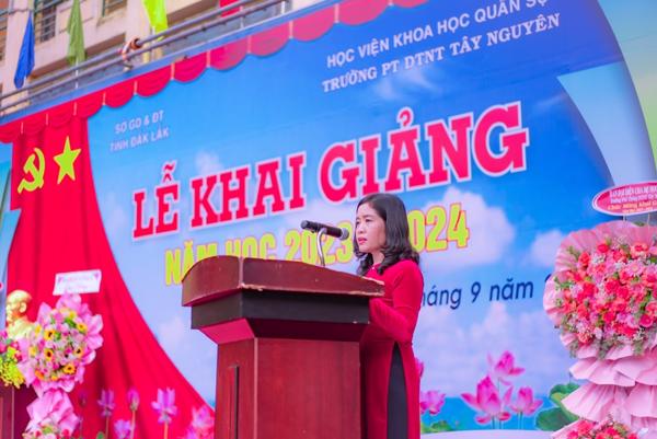 Phó trưởng Đoàn chuyên trách, Phụ trách Đoàn đại biểu Quốc hội tỉnh Đắk Lắk Lê Thị Thanh Xuân dự Lễ khai giảng năm học 2023 - 2024 tại Trường Phổ thông dân tộc nội trú Tây Nguyên