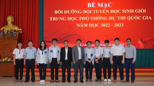 Đắk Lắk: Quy định mức tiền thưởng đối với học sinh, học viên, sinh viên, giáo viên, giảng viên đạt thành tích cao trong các kỳ thi, cuộc thi cấp quốc gia, khu vực và quốc tế