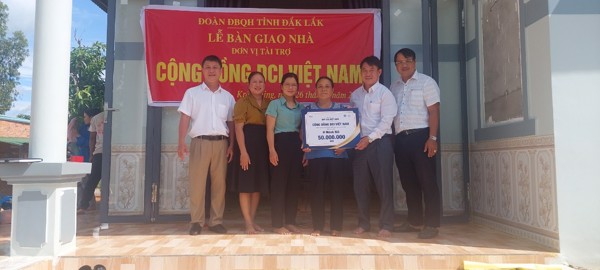 Trao nhà tình nghĩa cho gia đình chính sách, hộ nghèo  tại huyện M’Drắk và thành phố Buôn Ma Thuột, tỉnh Đắk Lắk