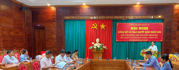 Hội nghị công bố và Trao quyết định nghỉ hưu  đối với đồng chí Phó Chánh Văn phòng Đoàn đại biểu Quốc hội  và Hội đồng nhân dân tỉnh Đắk Lắk