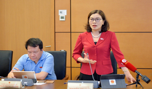 Đoàn đại biểu Quốc hội tỉnh thảo luận tại Tổ về tình hình thực hiện kế hoạch phát triển kinh tế - xã hội những tháng đầu năm 2023 và một số nội dung quan trọng khác