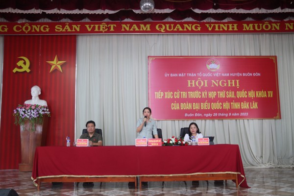 Trước Kỳ họp thứ 6, Quốc hội khóa XV của Đoàn Đại biểu Quốc hội tỉnh Đắk Lắk tổ chức tiếp xúc cử tri tại huyện Buôn Đôn 