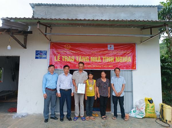 Đoàn ĐBQH và HĐND tỉnh: Trao tặng Nhà tình nghĩa và thăm hỏi các gia đình Thương binh liệt sỹ tại huyện Lắk