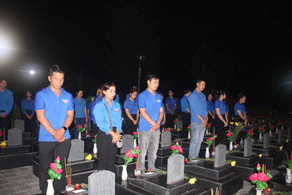 Chi đoàn Văn phòng Đoàn đại biểu Quốc hội và Hội đồng nhân dân tỉnh tham dự Lễ Thắp nến tri ân các anh hùng liệt sỹ tại Nghĩa trang Liệt sỹ tỉnh