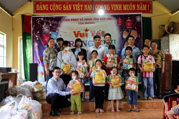 Tổ chức gặp gỡ và trao quà cho trẻ em nhân dịp tết Trung thu