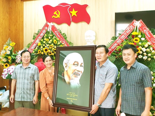 Thường trực Hội đồng nhân dân tỉnh thăm, chúc mừng kỷ niệm 93 năm Ngày truyền thống ngành Tuyên giáo của Đảng 